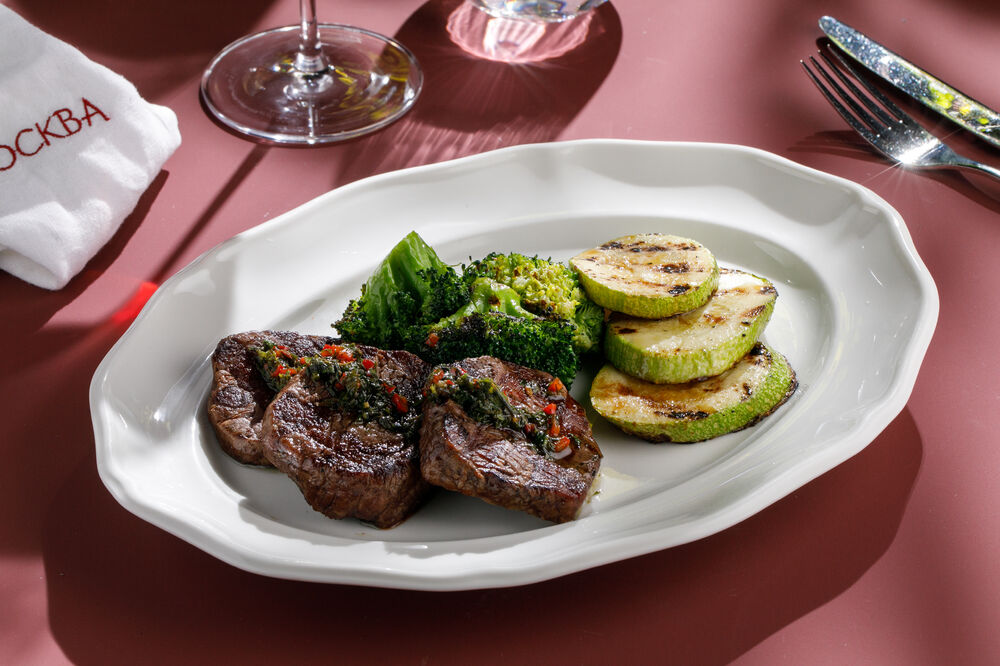 Медальоны из говядины с соусом чимичурри