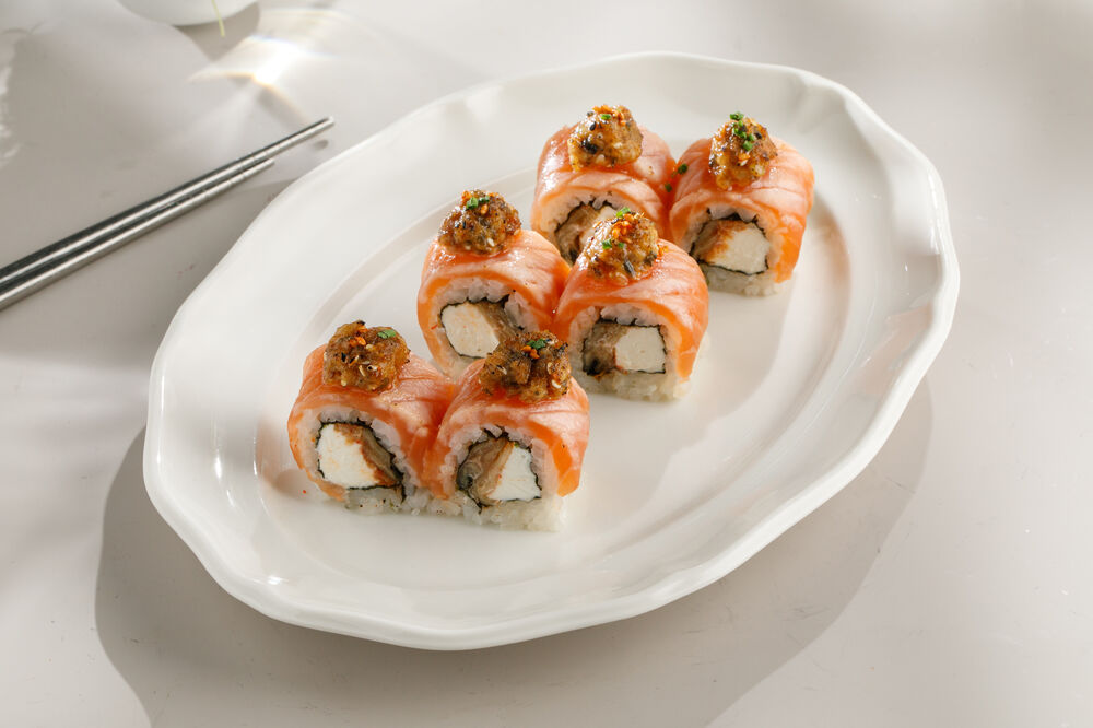 Ролл сливочный кимчи с обожженным лососем и угрем