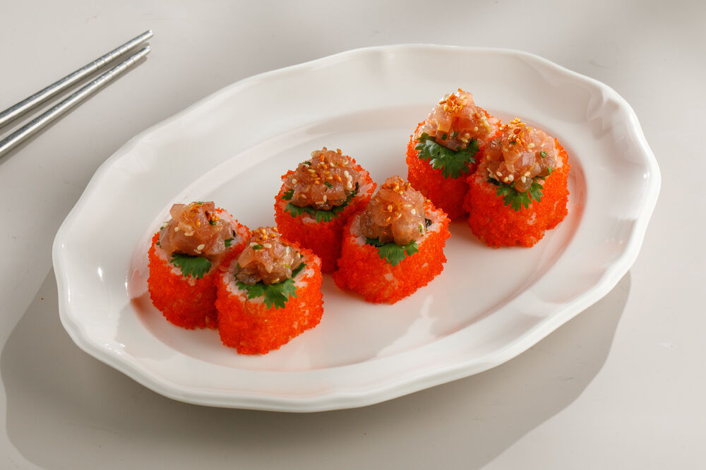 Ролл с лососем и острым тунцом