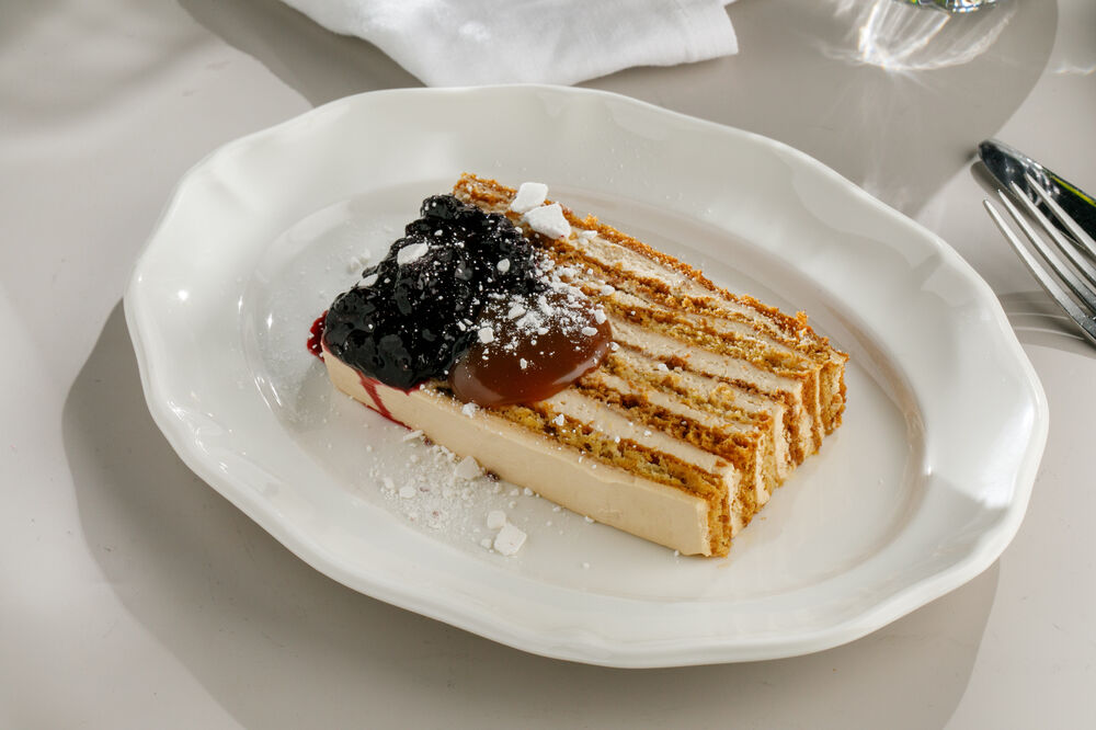 Caramel honey cake with honeysuckle jam