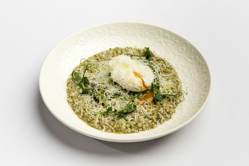 Зеленая греча с авокадо и яйцом пашот