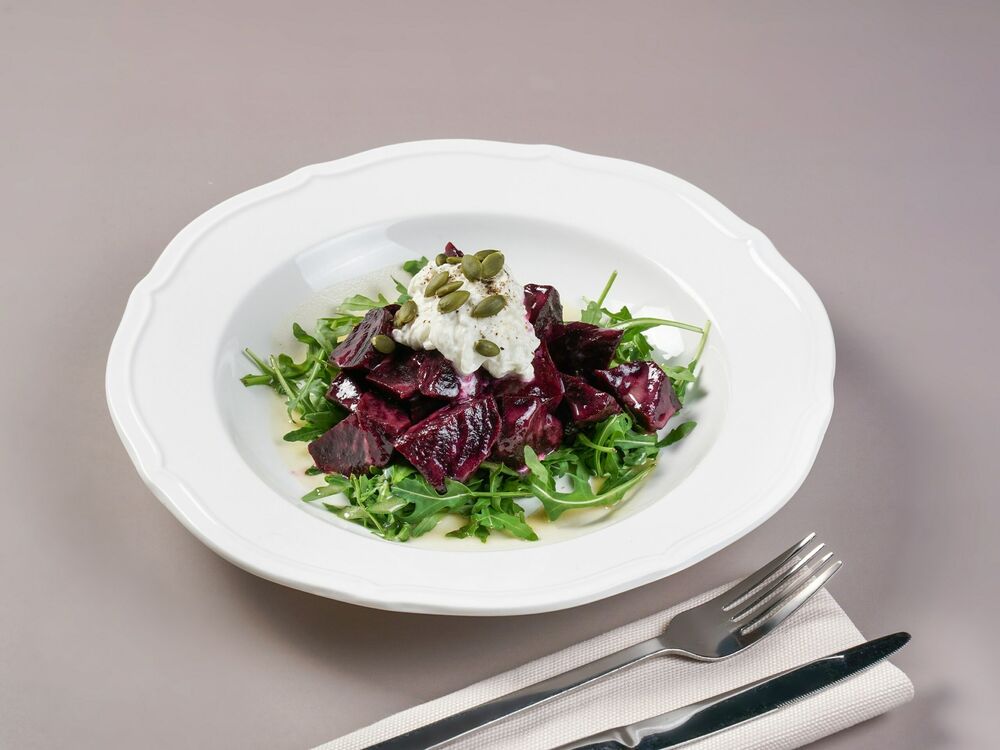 Салат из печеной свеклы со страчателлой и медовой заправкой 