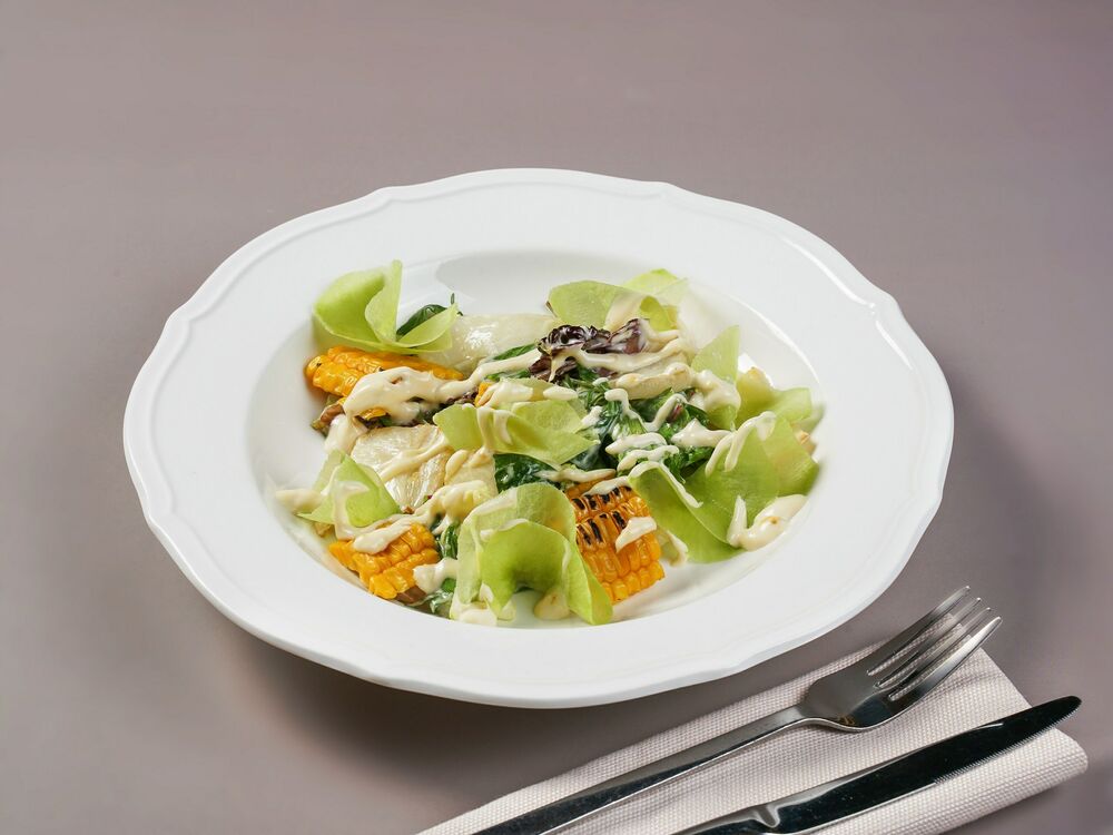 Зеленый салат с кальмаром , кукурузой и маринованной маргеланской редькой