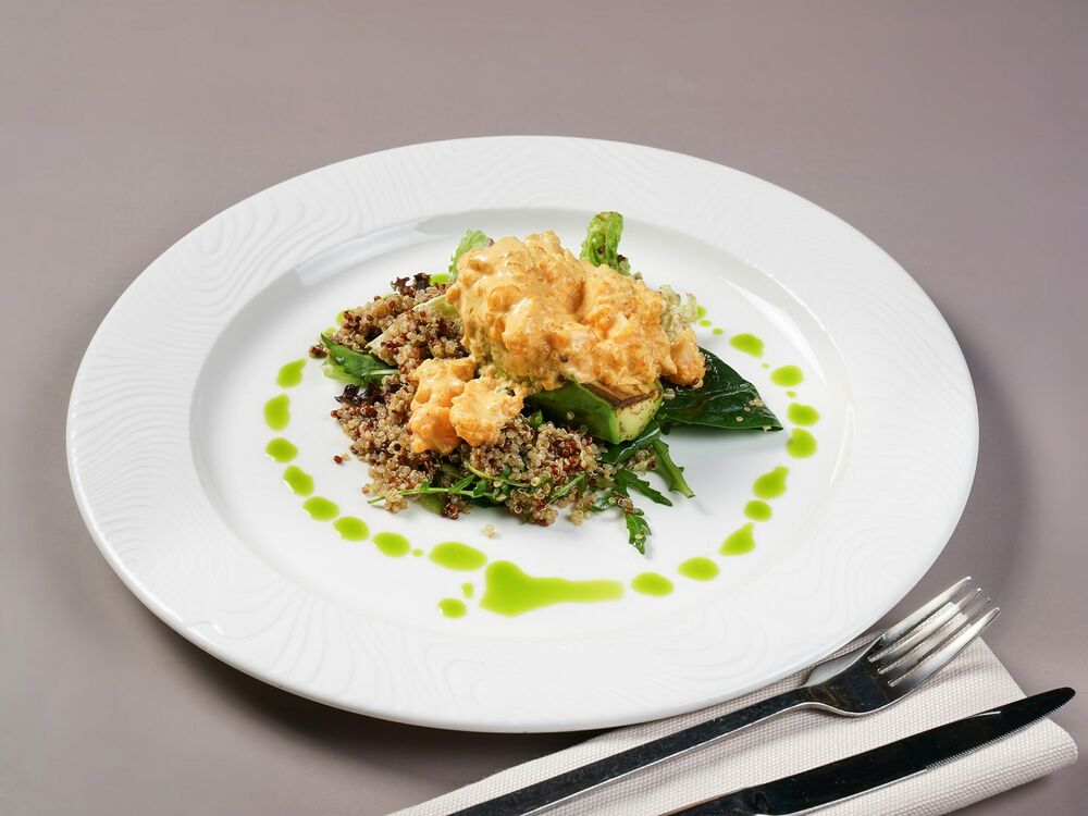 Авокадо-гриль с киноа и креветками темпура