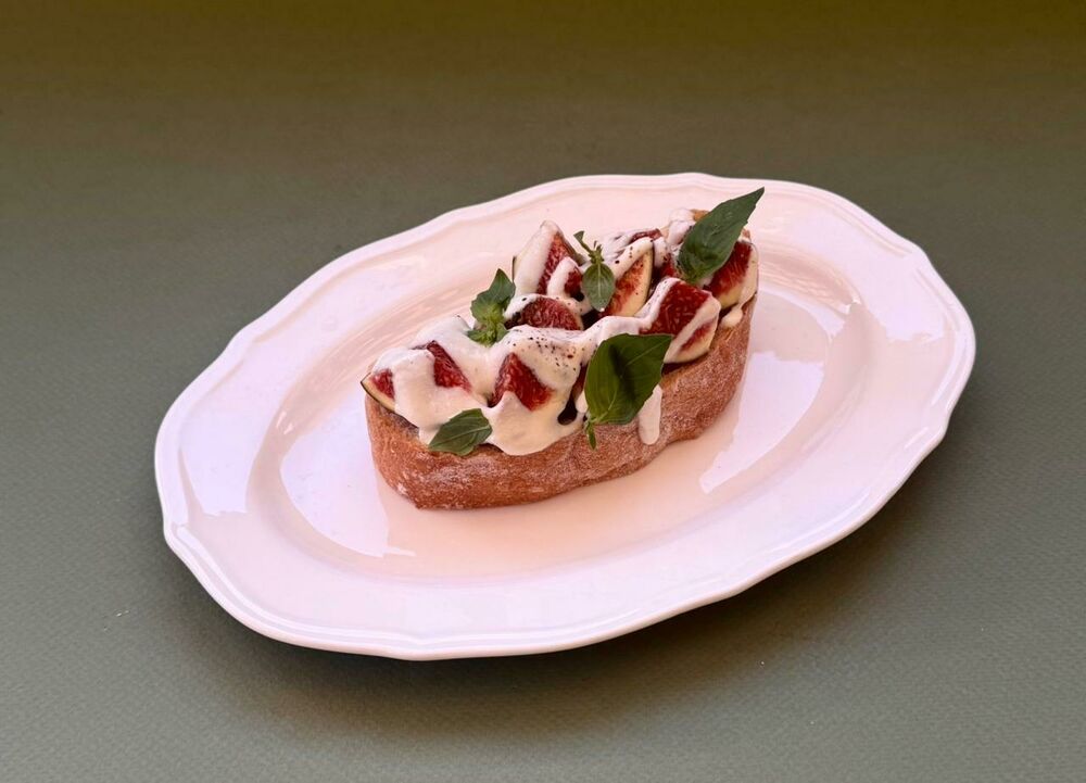 Bruschetta with figs and Gorgonzola cheese