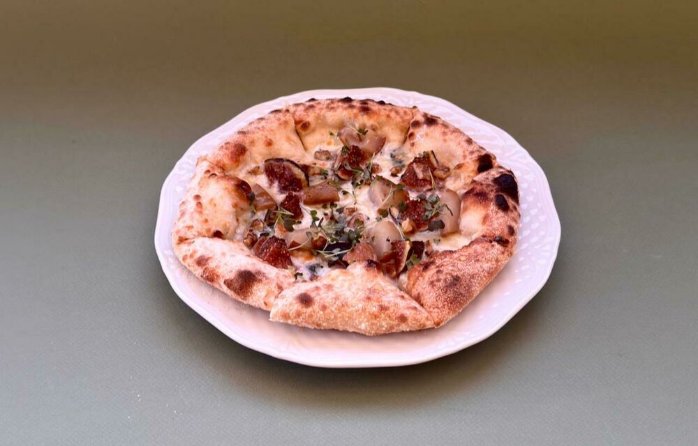 Пицца с инжиром , грушей и горгонзолой