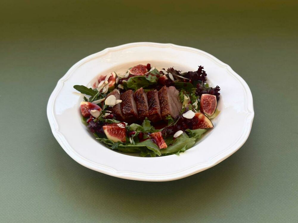 Салат с инжиром , утиной грудкой и малиновым бальзамиком 