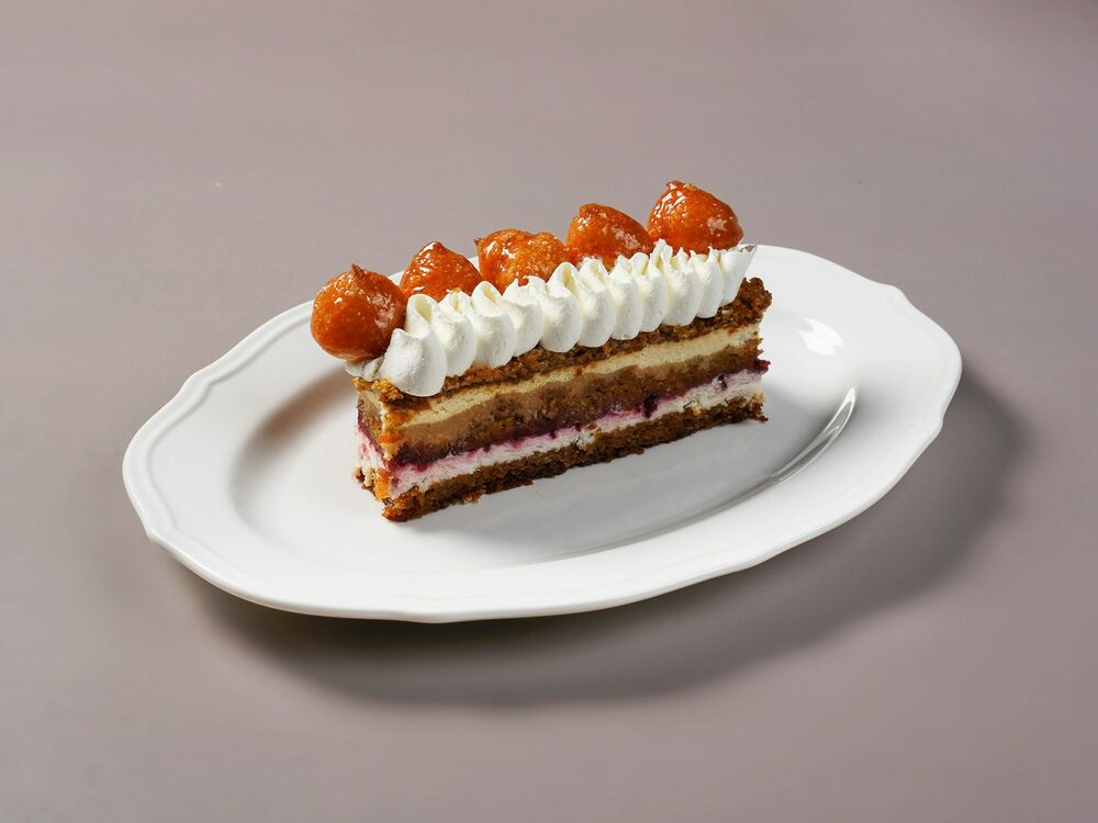 Морковно-тыквенный торт с клюквенным конфи