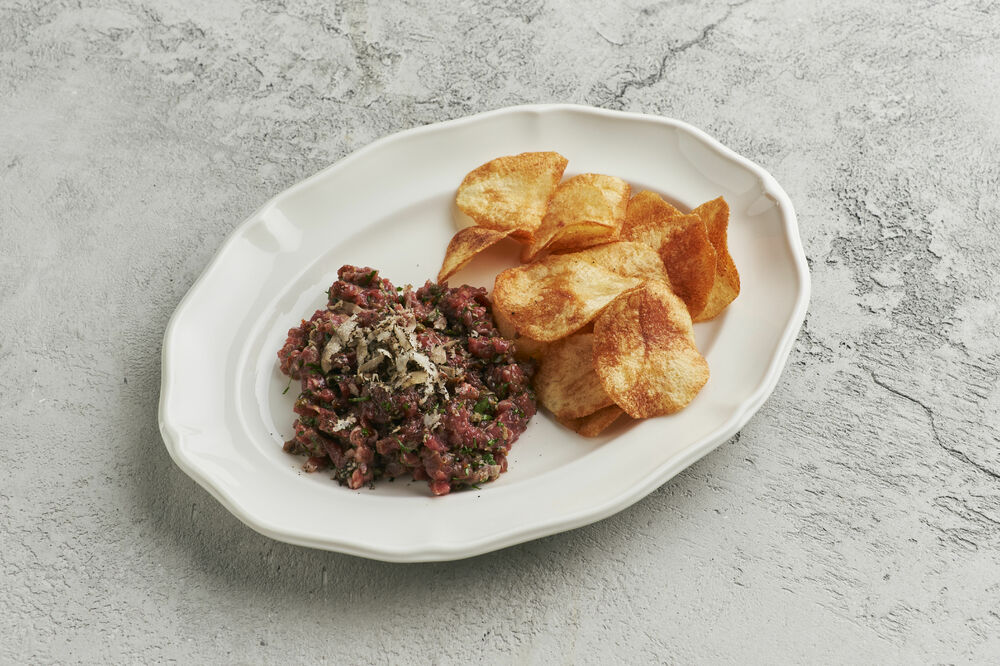 Тартар из говядины с кампотским перцем и картофельными чипсами