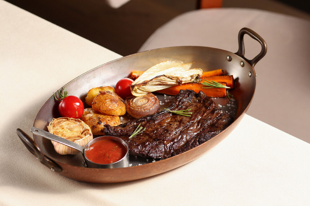 Bavet steak with vegetables from the oven