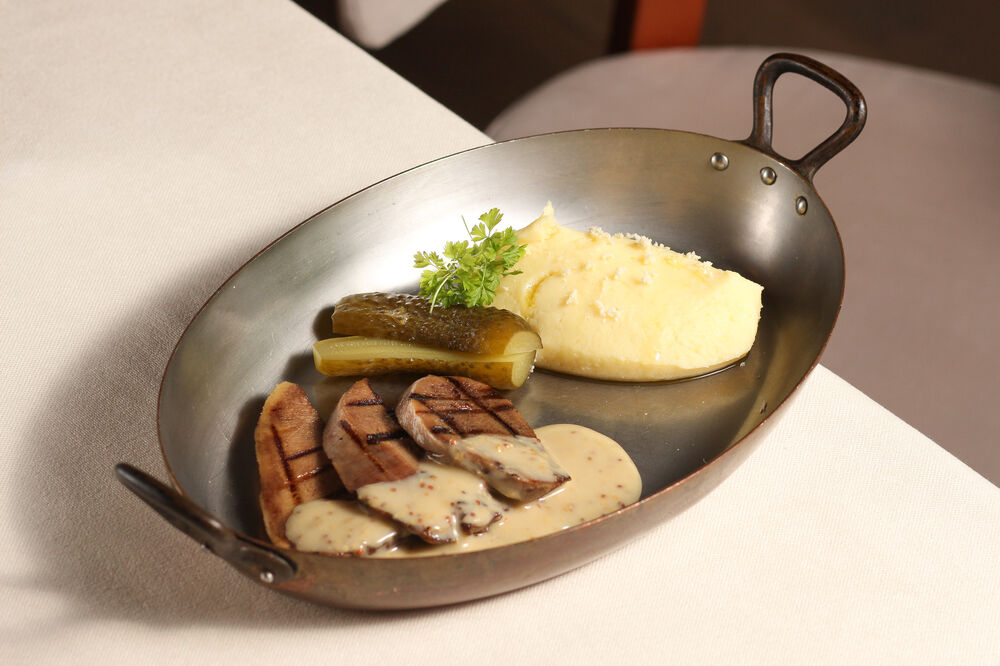 Grilled veal tongue with mashed potatoes and cucumber