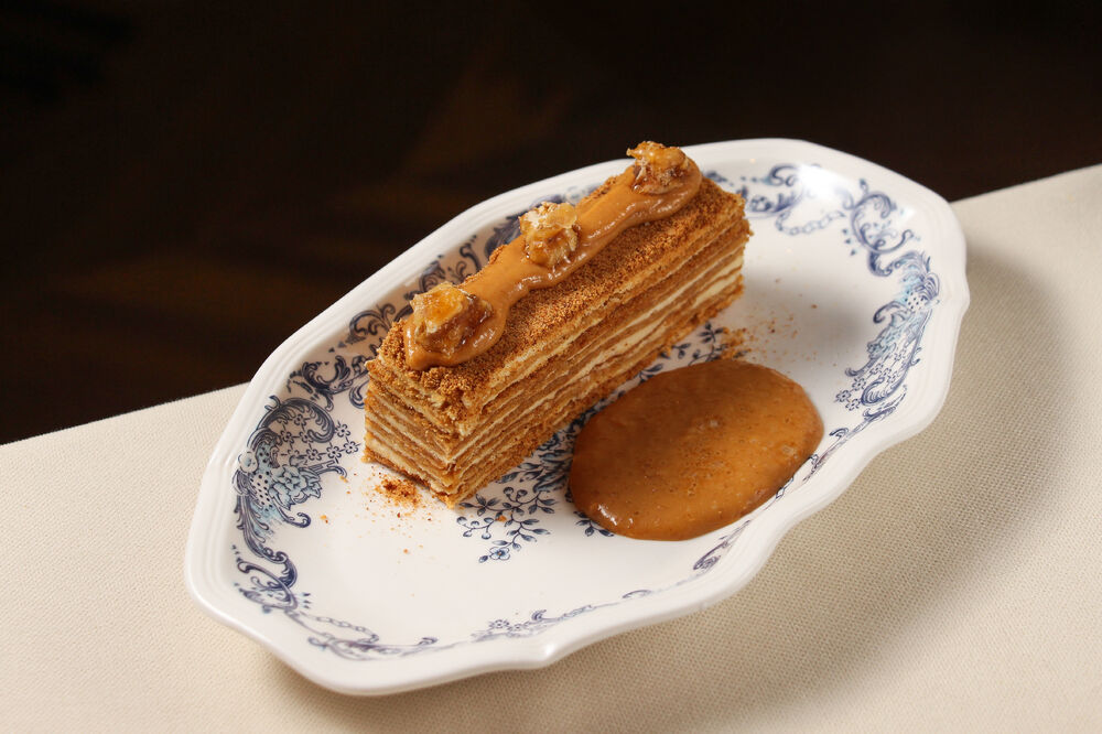 Honey cake with vanilla caramel