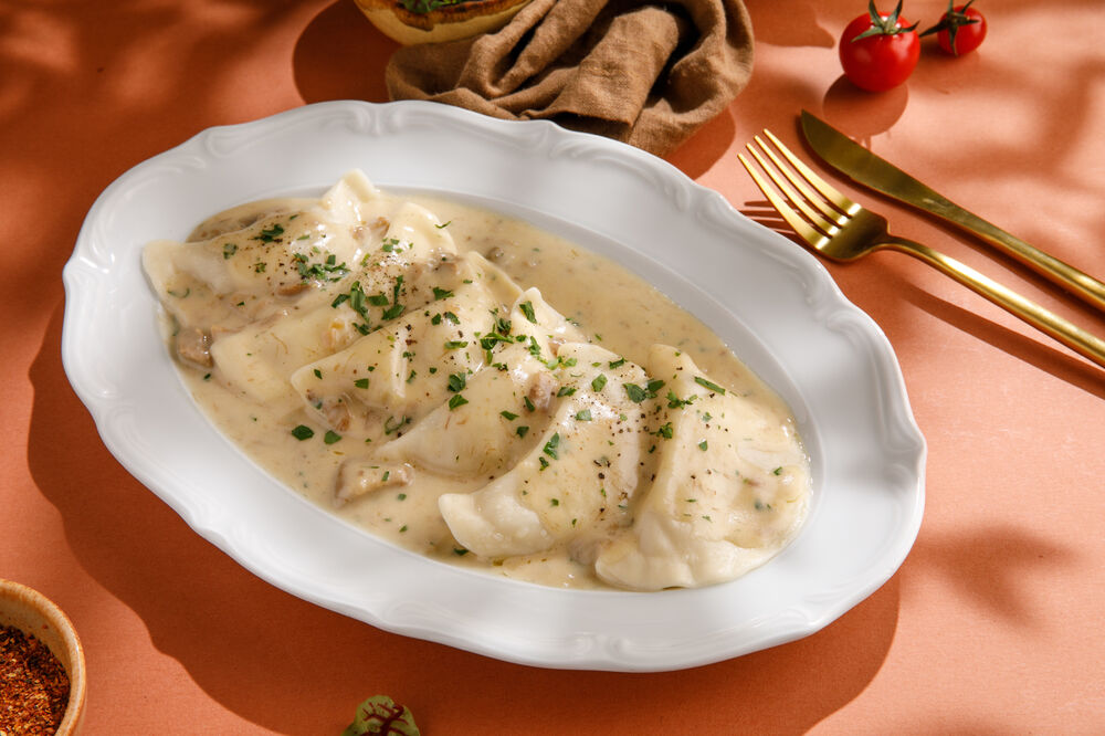 Dumplings with potatoes and white mushroom sauce