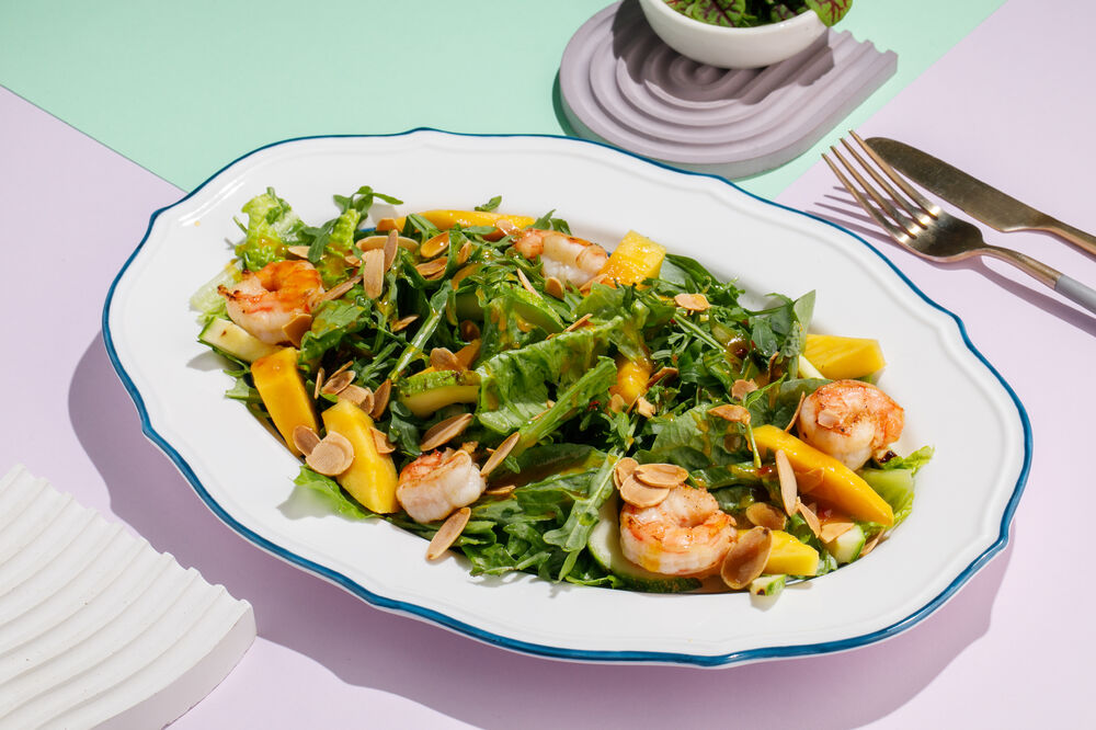 Салат с креветками и манго