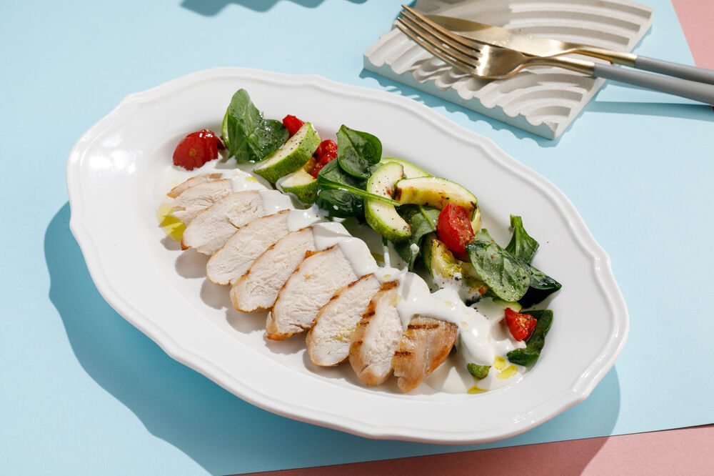 Куриная грудка на гриле с соусом дорблю