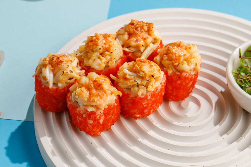 Запеченный ролл с крабом, гребешком и лососем