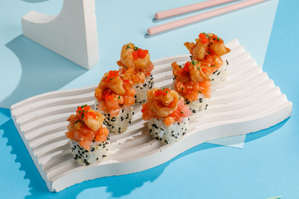 Creamy roll with salmon, tuna and shrimp