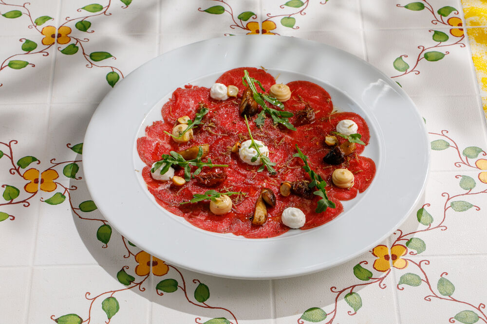 Карпаччо из говядины с белыми грибами и трюфелем