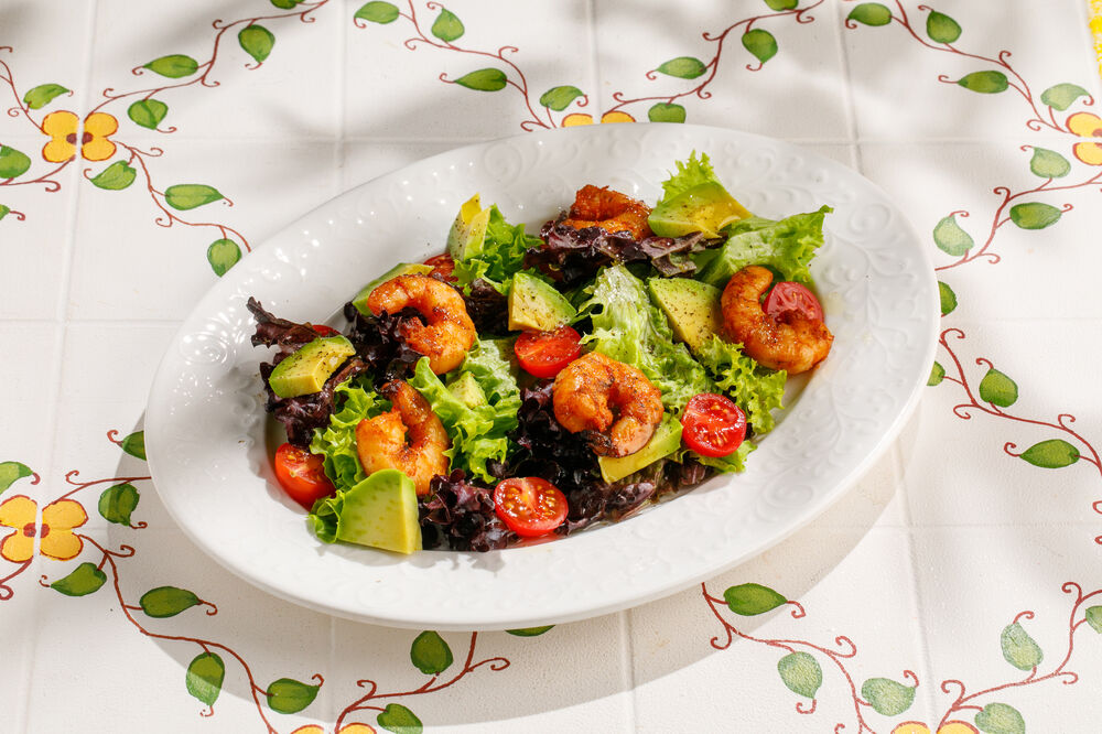 Микс-салат с креветками и авокадо