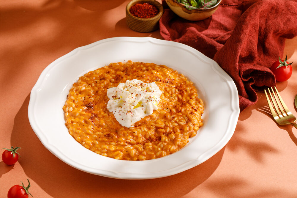 Risotto with pesto from dried tomatoes and stracciatella