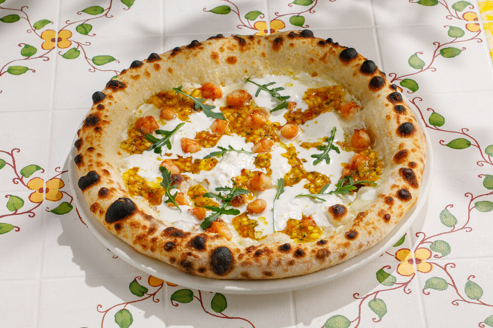 Пицца с манго и креветками