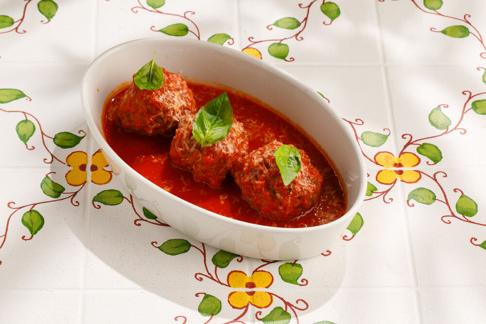 Польпетте из говядины с томатным соусом и пармезаном