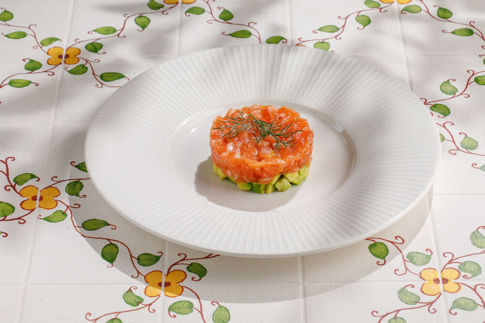 Тартар из лосося и авокадо