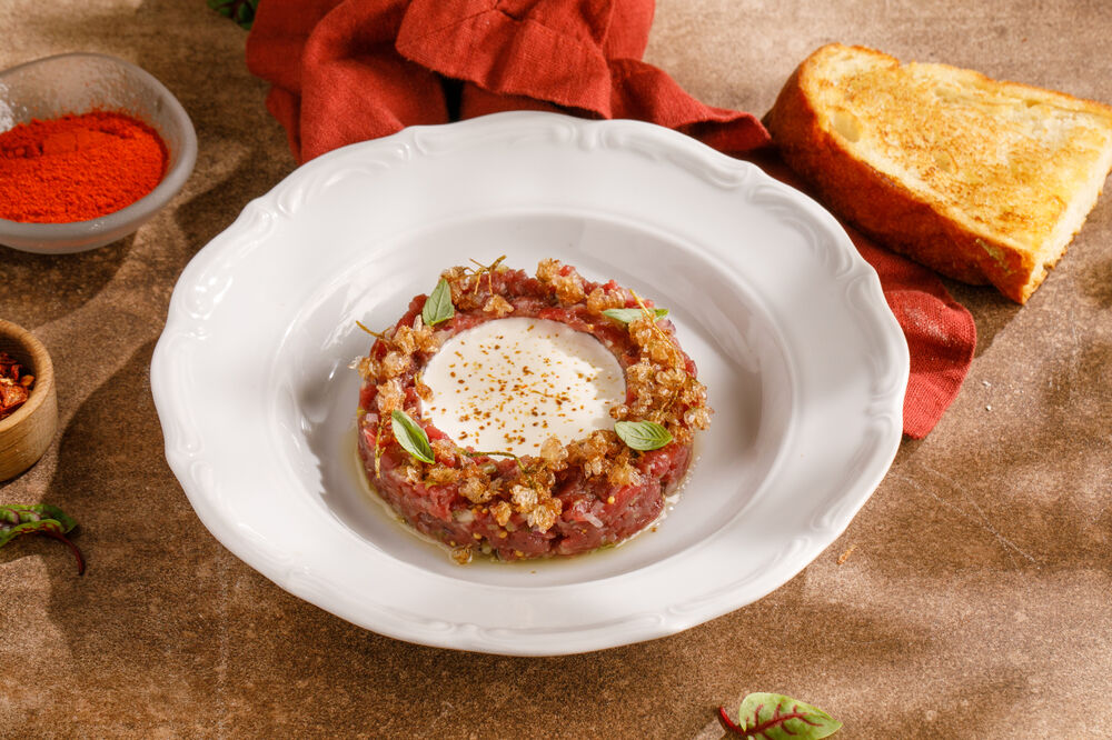 Тартар из говядины с джонджоли, муссом из  пармезана и тостом