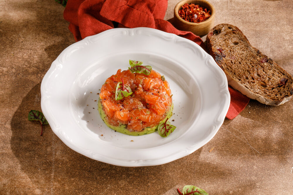 Тартар из лосося с авокадо и ржаным тостом