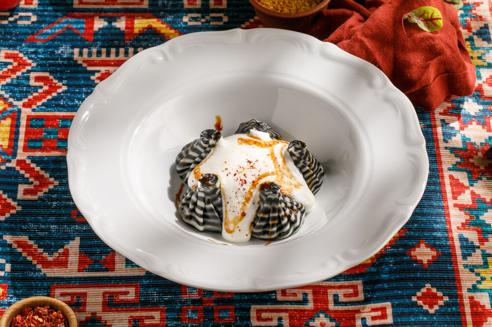 Патара хинкали с уткой и соусом из пармезана