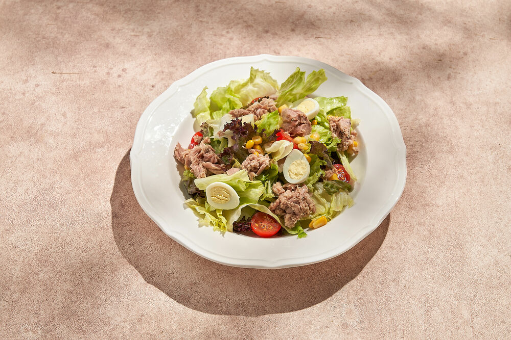 Итальянский салат с консервированным тунцом