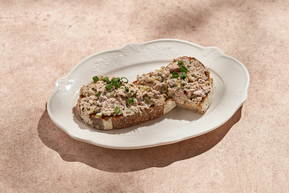 Брускетта с риетом из тунца