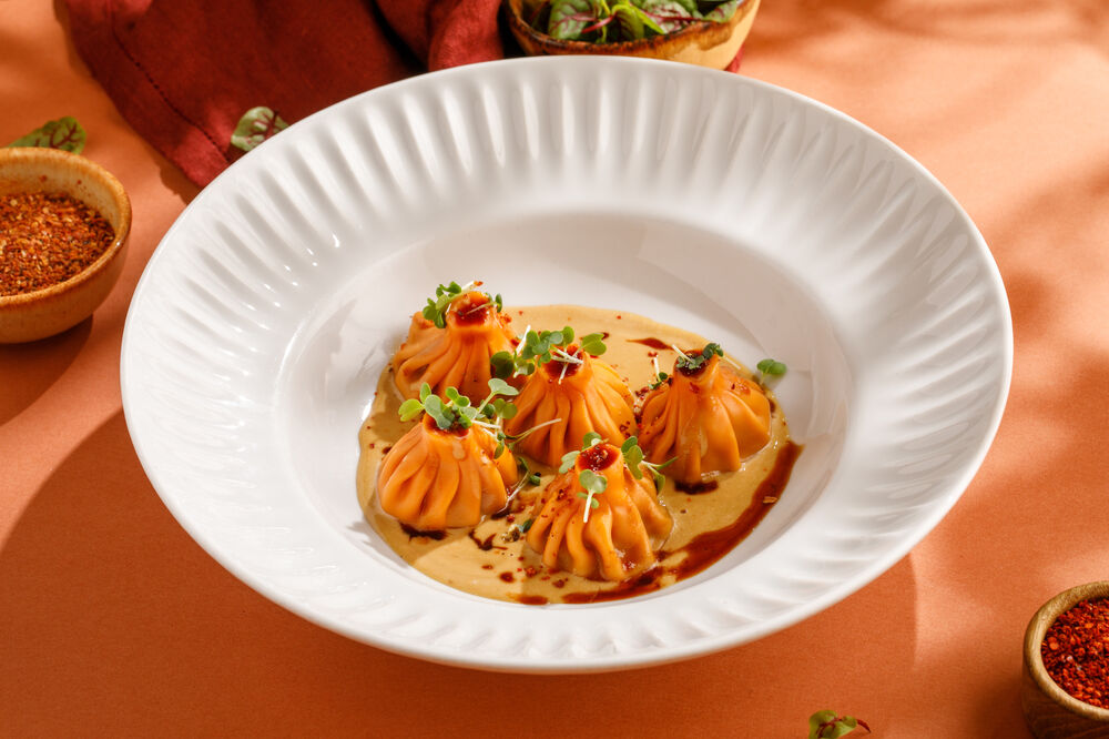 Мини-хинкали с уткой конфи и перечным соусом 