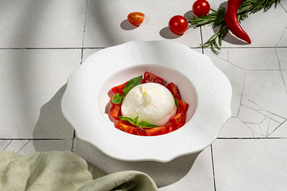 Буррата с томатами