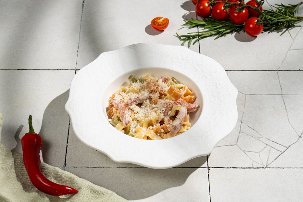 Bright pasta with ham