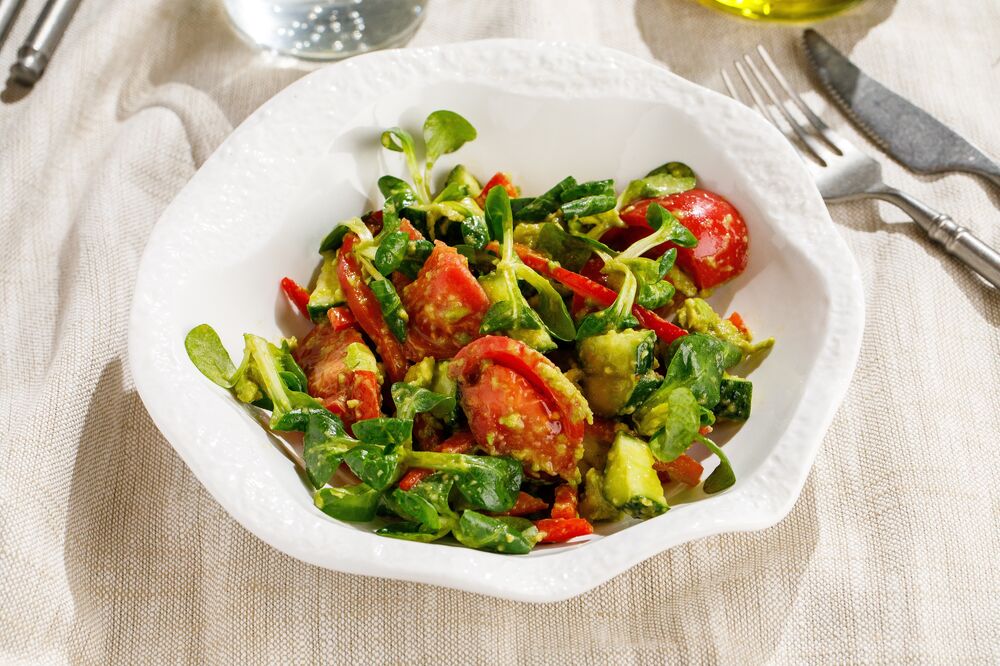 Salad with tomatoes and avocado 480 g