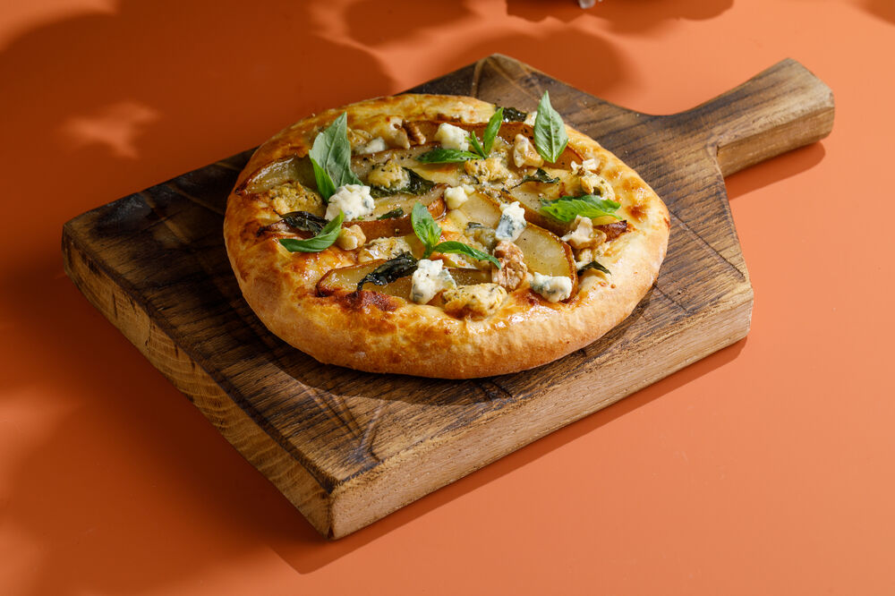 Khachapuri with pear, gorgonzola and walnut