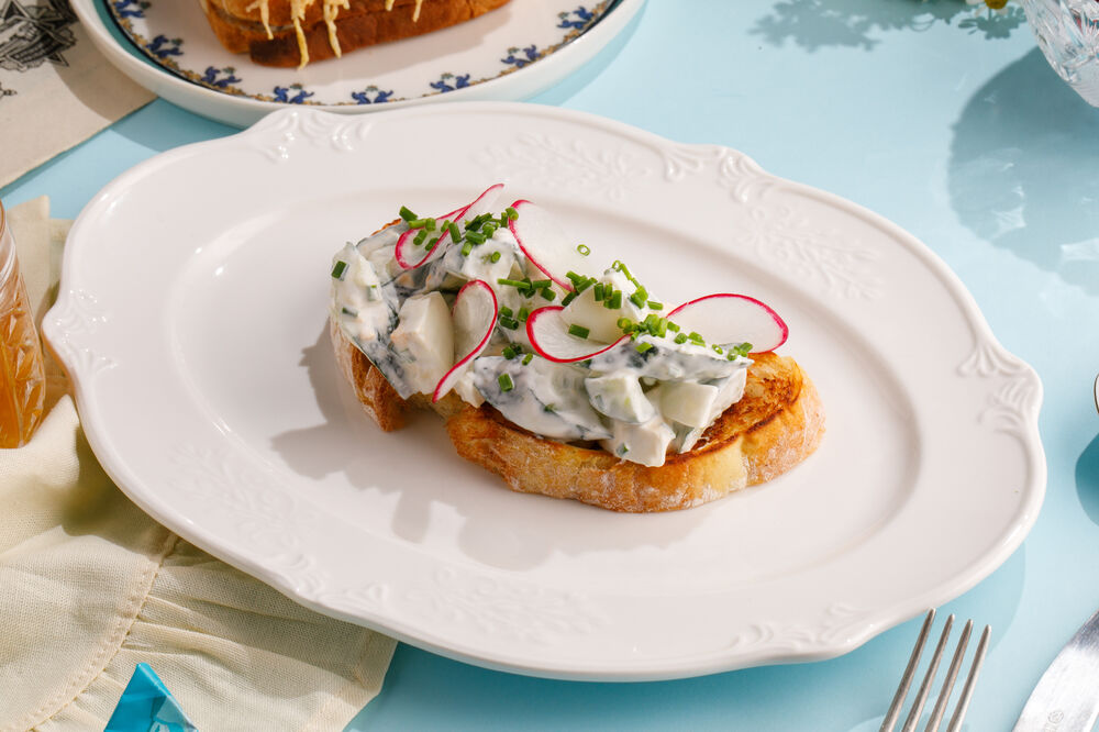 Тост с огурцом и редисом