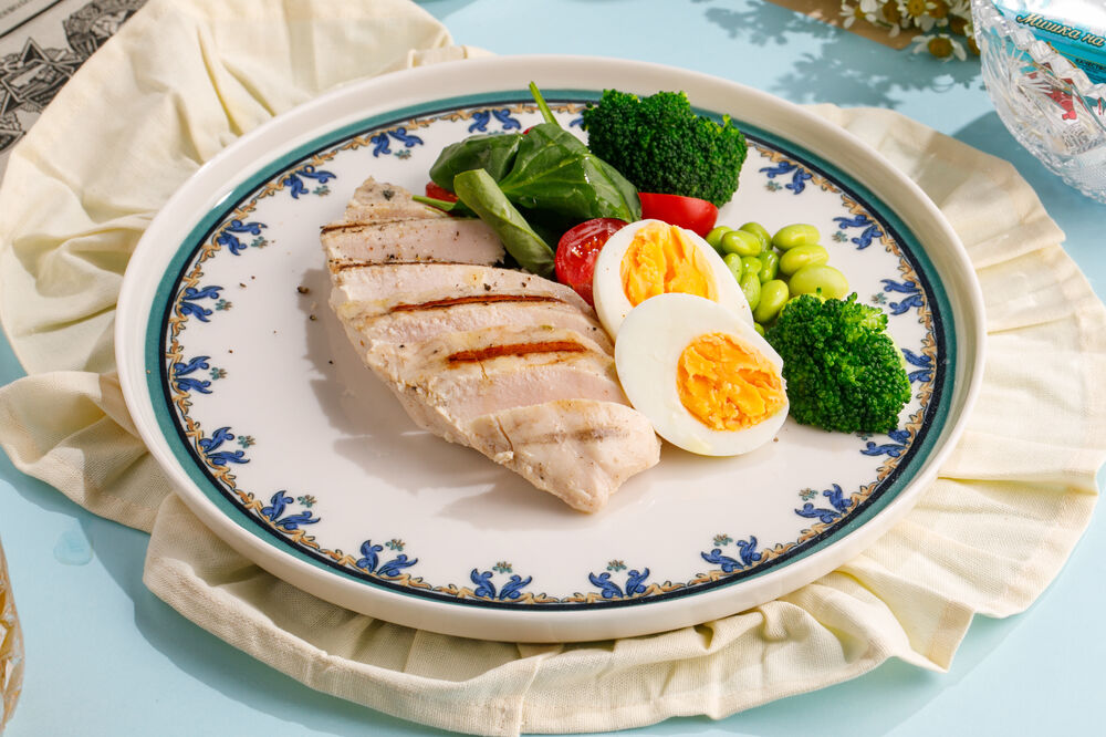 Куриная грудка с кремом из авокадо и овощами