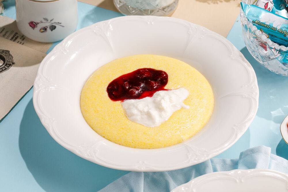 Кукурузная каша со страчателлой и вишневым вареньем