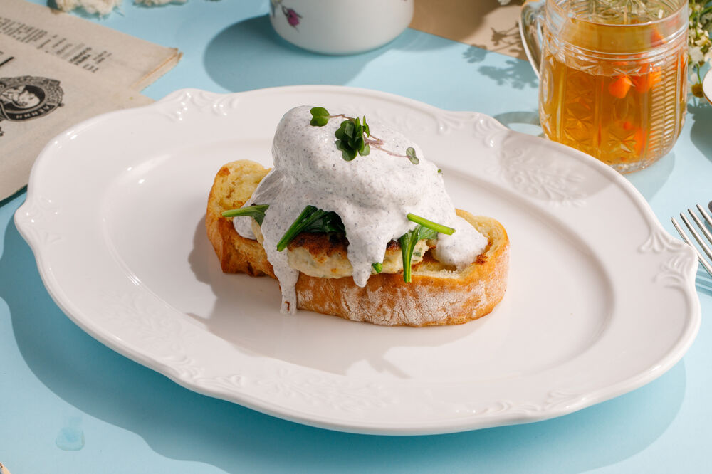 Тост с бифштексом из индейки и яйцом пашот