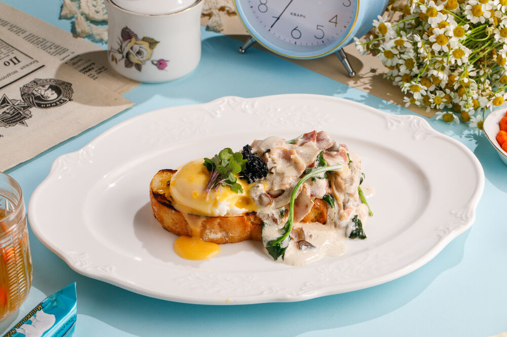 Яйцо Бенедикт с беконом и икрой палтуса