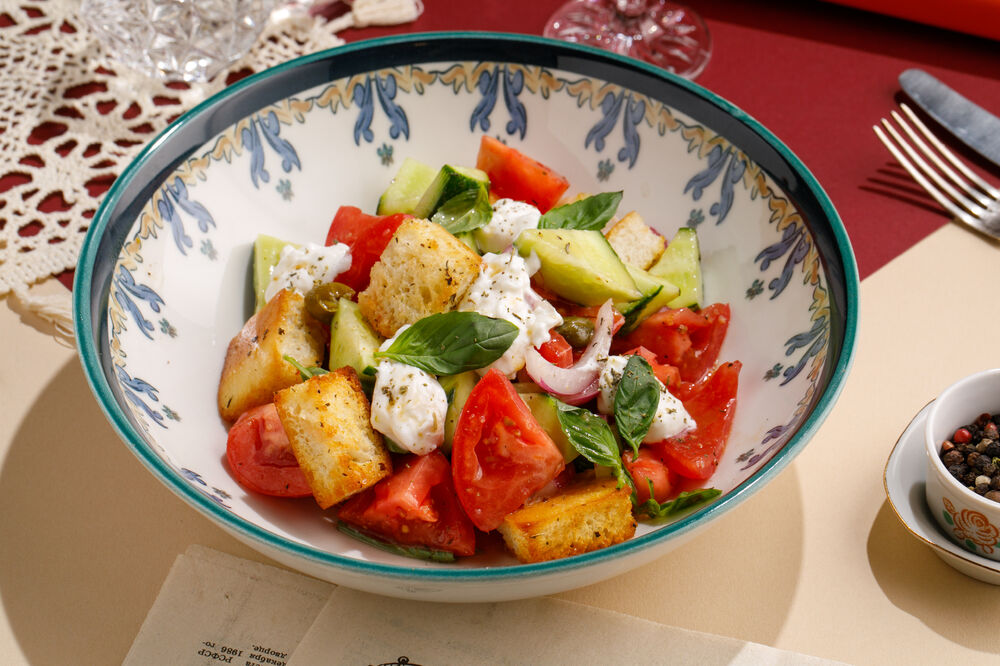 Овощной салат с домашними гренками и Страчателлой