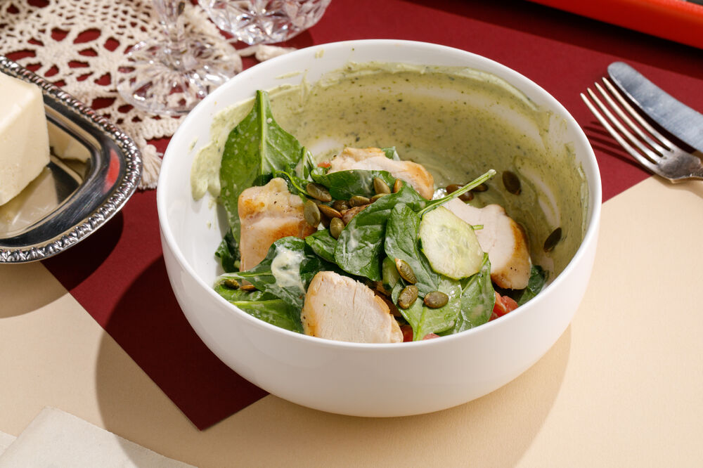 Salad with fried chicken and yogurt sauce