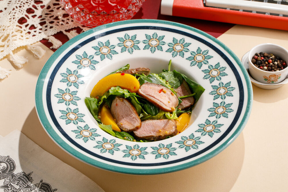 Салат с уткой и персиками