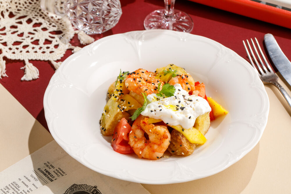 Salad with shrimp, crispy eggplant and farm cheese