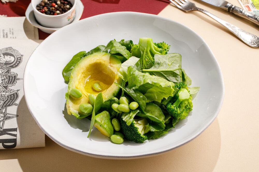 Green salad with avocado and broccoli