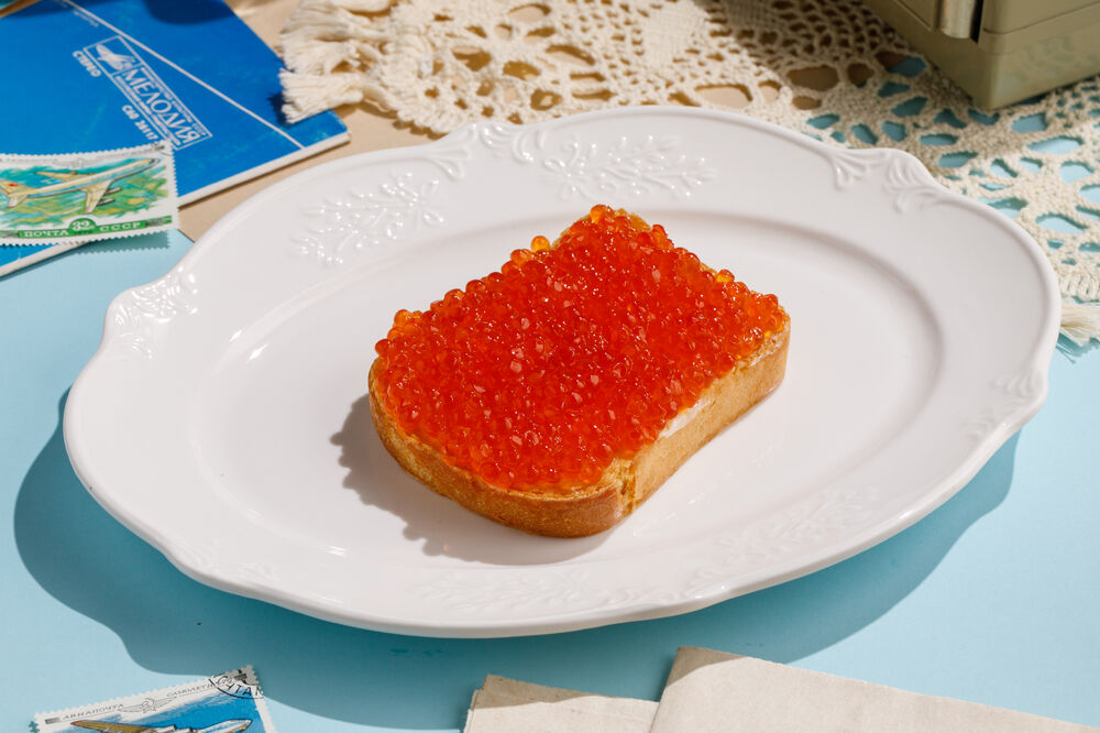 Бутерброд с красной икрой