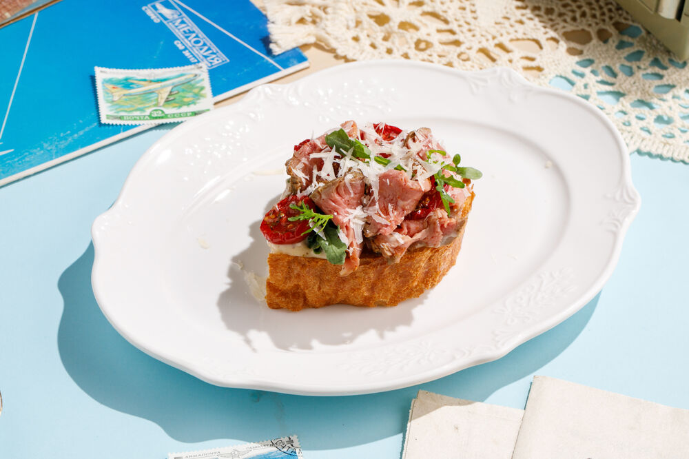 Брускетта с ростбифом
