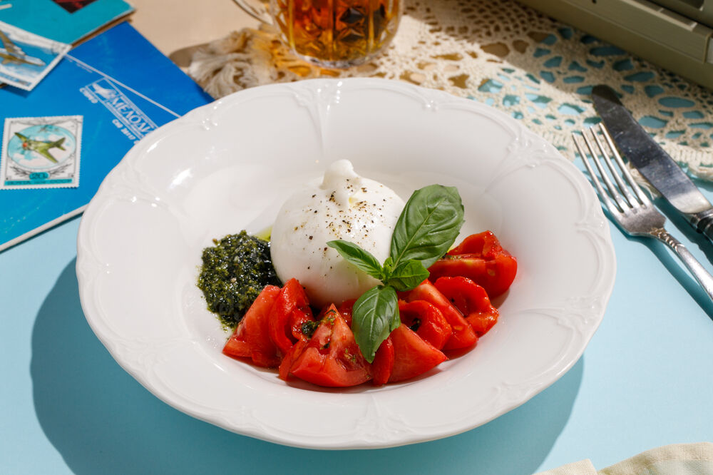 Буррата со спелыми томатами и печеным перцем
